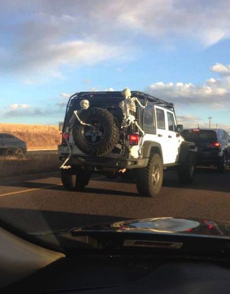 Tire Halloween Decorations, Jeep Trunk Or Treats, Jeep Jokes, Halloween Jeep, Jeep Wrangler Diy, Jeep Hacks, Halloween Car Decorations, Jeep Humor, Diy Jeep