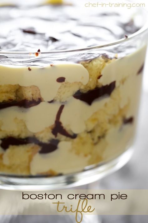 Boston Cream Pie Trifle from chef-in-training.com …If you love boston cream pie, then you HAVE to try this recipe! It is so amazing! Boston Cream Pie Trifle, Shortcake Trifle, Jar Recipes, Boston Cream Pie, Trifle Desserts, Torte Cupcake, Layered Desserts, Boston Cream, Trifle Recipe