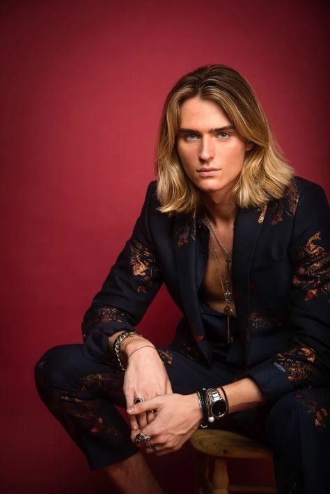 Luke Eisner Luke Eisner, Shooting Photo Studio, Surfer Boys, Fashion Agency, Blonde Ponytail, Save Outfits, Netflix Original Series, New Netflix, Androgynous Fashion