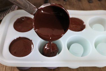 How to Make Chocolate Candy Cane Shot Glasses | eHow Holiday Shot Recipes, Shot Glass Desserts Recipes, Chocolate Shot Glasses, Diy Chocolate Candy, Edible Shot Glasses, Chocolate Shot, Shot Glass Mold, Candy Shots, Shot Glass Desserts