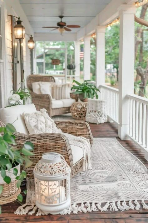 Cottage Back Porch Ideas, Sunroom Furniture, Spring Porch Decor, Front Porch Design, Casa Country, Front Porch Decorating, Patio Designs, Porch Design, Wicker Furniture