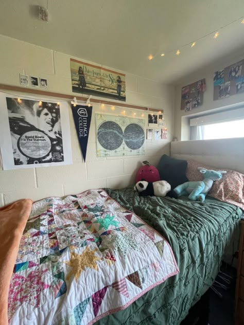 Quirky Dorm Room, Western College Dorm, Dorm Room Ideas Boho, Dorm Room Cozy, Room Aesthetic Vintage, Cozy Dorm Room Ideas, Dorm Planning, Room Aesthetic Cozy, College Dorm Inspo