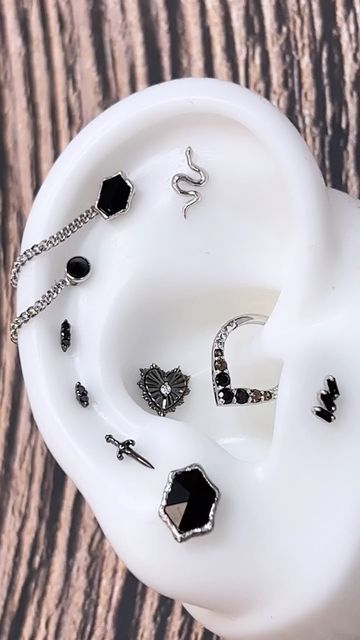 Black Ear Curation, Goth Ear Curation, Silver Ear Curation, High Lobe Piercing, Dark Gemstones, Piercing Names, Highlight Dark, Pretty Piercings, Roots Tattoo