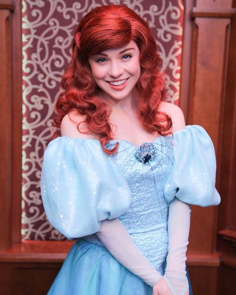 You look beautiful and pretty Ariel: thank you my sweet Ariel Disneyland, Disney Kızları, Disneyland Face Characters, Princess Ariel Dress, Disneyland Princess, Ariel Cosplay, Disney Parque, Disney Costume, Ariel Disney