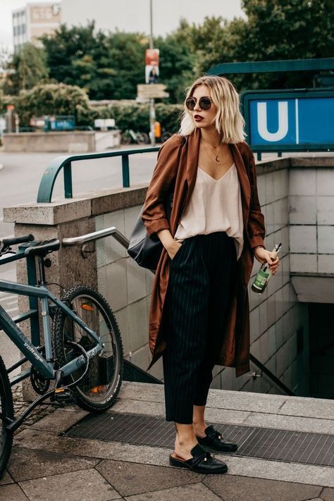 Calça cropped+mules lofters.Despojado e comfy Berlin Street Style, Looks Street Style, Cute Summer Outfits, Athletic Fashion, Hippie Chic, Looks Style, Mode Inspiration, Looks Vintage, Hippie Style