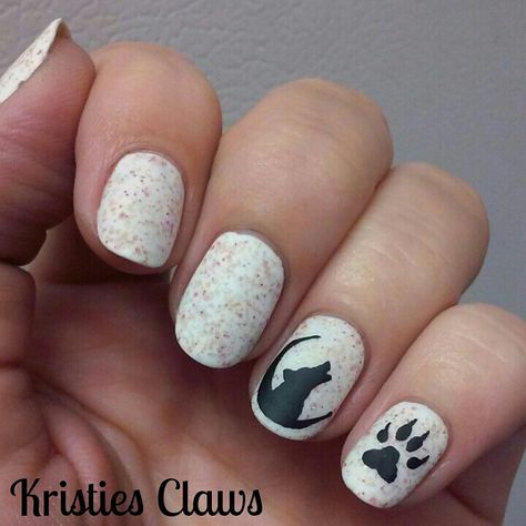 Wildlife Nails, Wolf Inspired Makeup, Wolf Nails Designs, Wildlife Nail Art, Husky Nail Art, Wolf Nail Art Design, Werewolf Nail Art, Wolf Nail Art, Halloween Wolf Nails