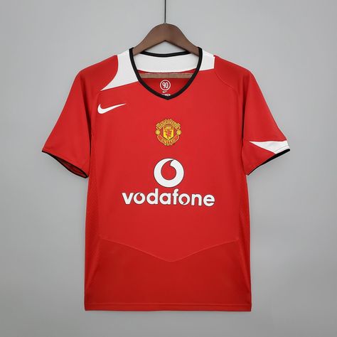 ⚽️ Manchester United 🔴⚪️ 👕Camisola principal 2004-06. 🎚️ S até 3XL. 🚚 Envio incluído 7 - 15 dias úteis. ⁉️ Dúvidas - Comentários por MP. #futebol #camisola #camisolas #premierleague #manunited #redevils #portugal🇵🇹#style #love #amazing #beauty #art #garnacho Sports Meet, Retro Football Shirts, Professional Wear, Retro Football, Football Kits, Man United, Retro Shirts, Football Shirts, Manchester United