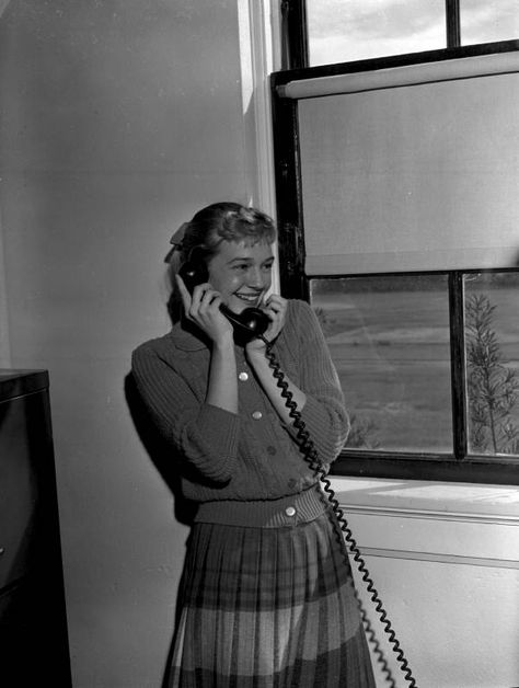 Kay Lamb learns that she has been voted 1960 May queen - Tallahassee, Florida 1950s Photography, 40s Aesthetic, 1950s Life, Everyday Life Photography, 50s Aesthetic, Life In The 1950s, 1950s Photos, Telephone Vintage, Gulf Of Mexico