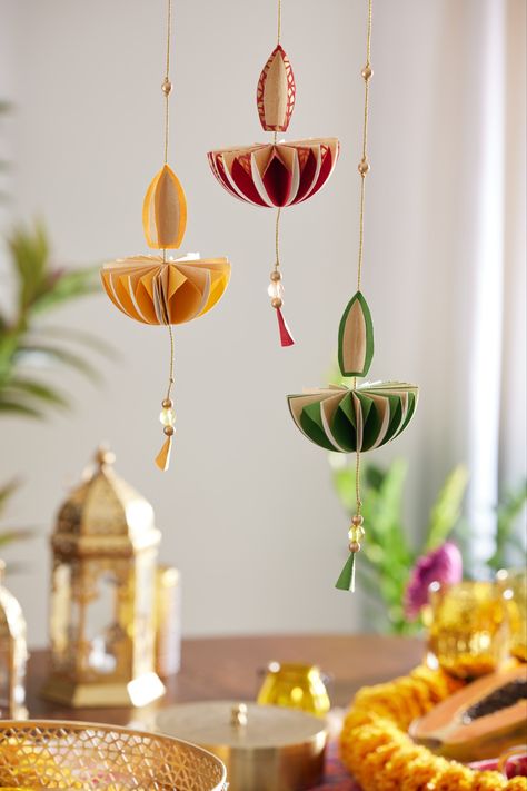 Diya Lights Diwali Decorations, Minimalistic Diwali Decor, Office Desk Decor For Diwali Theme, Traditional Diwali Decor, Diwali Inspo Decor, Clay Diwali Decor, Diwali Aesthetic Decoration, Desi Decoration Ideas, Diwali Indoor Decorations