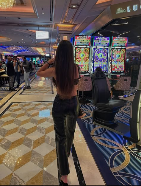 Casino Poses, Las Vegas Lifestyle, Las Vegas Casino Outfit, Vegas Casino Outfit, Los Vegas Outfits, Las Vegas Outfit Ideas Night, Vegas Aesthetic Night, Casino Aesthetic Outfit, Las Vegas Day Outfit