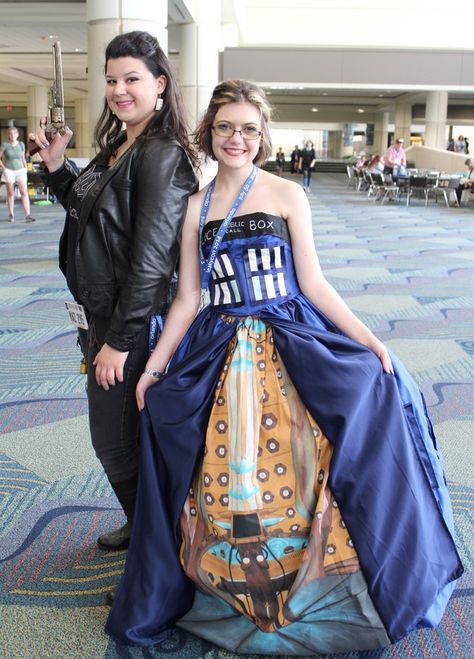 Human!Impala from Supernatural and a TARDIS from Doctor Who Dr Who Cosplay Female, Human Impala, Tardis Cosplay, Tardis Dress, Doctor Who Cosplay, Doctor Who Costumes, Doctor Who Tardis, Wibbly Wobbly Timey Wimey Stuff, Amazing Cosplay