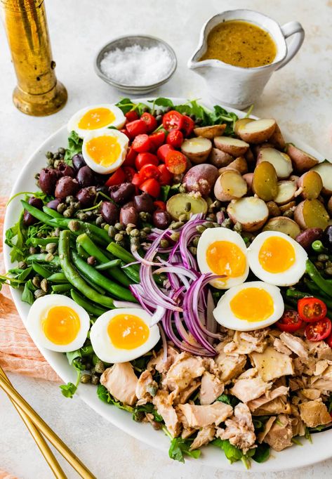 Tuna Salad Plate, Tuna Noise Salad, Tuna Nicoise Salad Recipe, Nicoise Salad Dressing, Interesting Salads, Easy Vinaigrette, Tuna Salads, Salad Options, Salad Nicoise