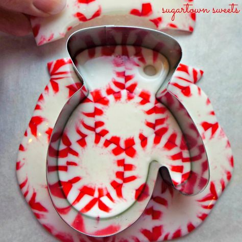 Sugartown Sweets: Melted Peppermint Ornaments~Mittens! Diy Projects With Pallets, Peppermint Candy Crafts, Projects With Pallets, Peppermint Ornaments, Top Diy Ideas, Lazy Christmas, Peppermint Ornament, Creative Treats, Diy Christmas Candy