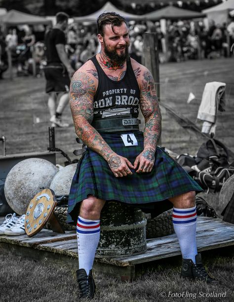 https://flic.kr/p/q5X2QN | Thomas Graham - Scottish Powerlifter | Luss Highland Gathering 2014 Scottish Highland Games, Scottish Man, Kilt Skirt, Highland Games, Beard Tattoo, Men In Kilts, Masculine Men, Creation Couture, Komplette Outfits