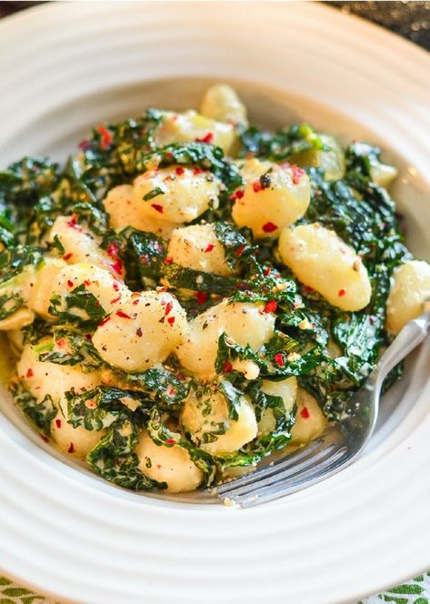 Make Veganuary easy with this collection of 31 super tasty vegan dinner recipes. One for every single day of the month! #veganuary #vegan #vegandinners Kale Recipes Vegan, Gnocchi Kale, Kale Gnocchi, October Recipes, Spring Cooking, Veg Pasta, Vegan Gnocchi, Sautéed Kale, Garlic Kale