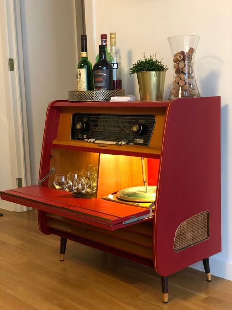 Makeover of a 1958 Schaub-Lorenz’s Balalaika radio cabinet. Painted and restored the furniture, turning it into a bar. Radio Cabinet Makeover, Vintage Radio Cabinet, Old Radios, Cabinet Makeover, Vintage Radio, Bar Cabinet, Retro Home, A Bar, Bars For Home