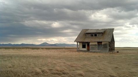 34 Forgotten Homes Sitting Peacefully Alone In The World - Gallery Prairie House, Seneca Lake, Ghost House, Home Bar Designs, Art Studio At Home, In The Middle Of Nowhere, Liminal Spaces, Middle Of Nowhere, Water Tower