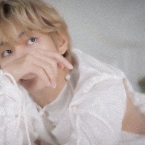 taehyung icon Taehyung Comfort Pics, Taehyung In White, White Taehyung, Omega Taehyung, Tae Icon, Tae Icons, Taehyung Icon, Bow Wallpaper, Princess Aesthetic