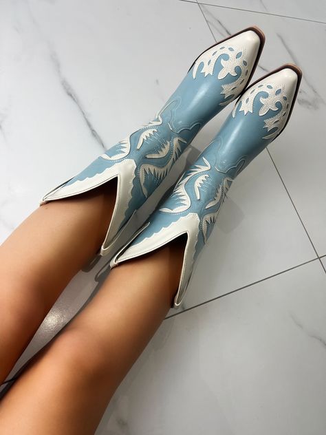 Blue Cowgirl Boots Wedding, Light Blue Cowboy Boots, Western Boots Wedding, Colorful Cowboy Boots, Blue Cowboy Boots, Boot Scootin Boogie, Unique Boots, Vintage Cowboy Boots, Looks Country