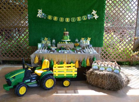 John Deere tractor birthday party! See more party ideas at CatchMyParty.com! Tractor Birthday Party Ideas, Tractor Birthday Party Theme, John Deere Birthday Party, John Deere Party, John Deere Birthday, Tractor Birthday Party, Tractor Party, Farm Themed Birthday Party, Ballon Party