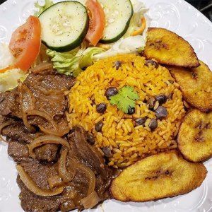 Arroz Con Gandules Recipe, Bistec Encebollado, Steak And Onions, Boricua Recipes, Rice Beans, Spanish Dishes, Hispanic Food, Cuban Recipes, Onion Recipes