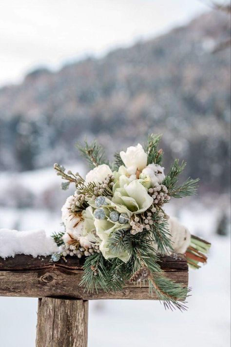 Winter Mountain Wedding, Small Wedding Decor, Winter Bridal Bouquets, Winter Wedding Bouquet, Wedding Decoration Ideas, Wedding Intimate, Winter Bouquet, Winter Wedding Colors, Winter Wedding Flowers