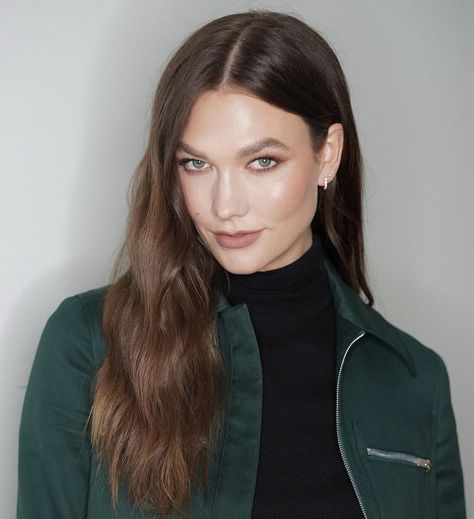 Karly Kloss Hair, Karlie Kloss Brunette, Karlie Kloss Long Hair, Karlie Kloss Dark Hair, Karlie Kloss Photoshoot, Taylor Swift Karlie Kloss Vogue, Karlie Kloss, Soft Autumn, Makeup Trends