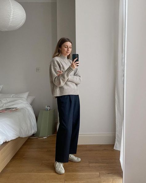 Navy Blue Trousers Outfit, Everlane Outfit, Navy Blue Pants Outfit, Blue Trousers Outfit, Navy Pants Outfit, Blue Pants Outfit, Brittany Bathgate, Korean Winter Outfits, Navy Linen Pants