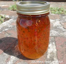 Trader Joes Pepper Jelly, Pepper Jellies, Red Pepper Jelly Recipe, Jalapeno Jelly Recipes, Jalapeno Pepper Jelly, Hot Pepper Recipes, Pepper Jam, Pepper Jelly Recipes, Red Pepper Jelly