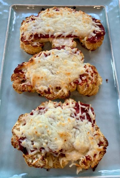 Cauliflower Pizza Steaks, Cauliflower Steak Pizza, Cauliflower Pizza Bake, Coliflower Pizza, Califlower Pizza, Cauliflower Pizza Recipe, Steak Pizza, Healthy Pizza Recipes, Cauliflower Steaks