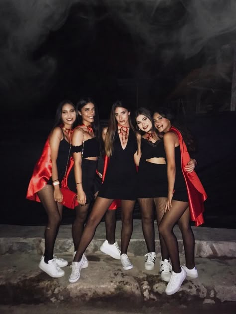 Vampire Group Halloween Costume, Easy Vampire Halloween Costumes, Vampire Group Costume, Easy Vampire Costume, Halloween Outfits Easy, Vampire Girl Costume, Vampire Outfit Halloween, Vampire Halloween Costume Outfits, Vampires Costume