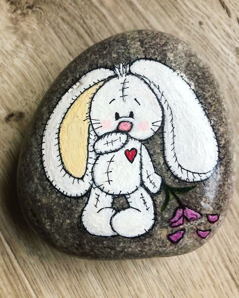 Cocker Spaniel Rock Painting, Rabbit Rock Painting Ideas, Bunny Rabbit Painted Rocks, Rabbit Painted Rocks, Easter Bunny Painted Rocks, Painted Easter Rocks, Rabbit Painting Easy, Easter Rocks Painting Ideas, Bunny Painting Ideas