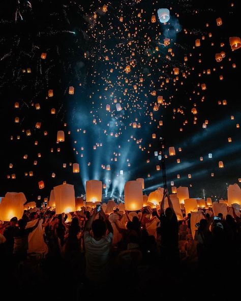 Forbes Travel Guide on Instagram: “In Chiang Mai, Loy Krathong, Thailand's festival of light, is celebrated alongside Yi Peng, the lantern festival, usually in November.…” Lantern Show, Latern Festival In Thailand, Thailand Festivals, Light Fest, Sky Lanterns, Lantern Festival, Beautiful Landscape Wallpaper, Summer Solstice, Festival Lights