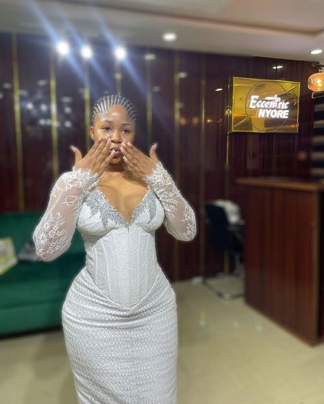 A white laced corset African dress worn by a light skinned Nigerian lady who is on braids Asoebi Corset Styles, Corset Asoebi Styles, Lace Dress Styles Nigerian, Corset Asoebi, Lace Gown Styles Nigerian, Wedding Guest Inspiration, Asoebi Styles Lace, Latest Gown Styles, Court Weddings