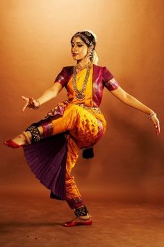 Dance Indian, Kuchipudi Dance, Bharatanatyam Costume, Bharatanatyam Dancer, Indian Classical Dancer, Bharatanatyam Poses, Kathak Dance, Dance Of India, Dance Photography Poses