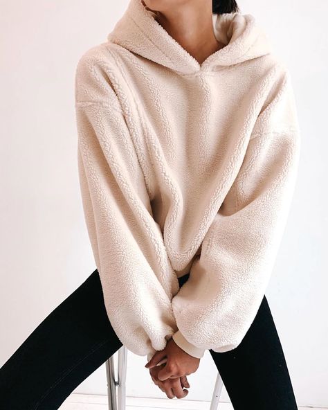 Teddy Hoodie Outfit, Cozy Hoodie Outfit, Teddy Sweater Outfit, Outfit Ideas Hoodie Style, Teddy Clothes, Teddy Dress, Worst Behavior, Winter Outfits Street Style, Teddy Sweater