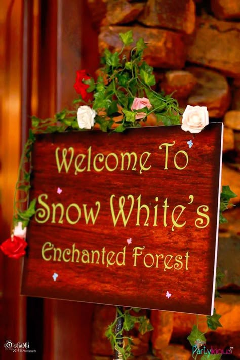 Welcome sign from a Snow White & The Seven Dwarfs Birthday Party on Kara's Party Ideas | KarasPartyIdeas.com (4) Snow White Crafts, Snow White Centerpiece, Snow White Wedding Theme, Snow White Birthday Party Ideas, White Birthday Party Ideas, Snow White Fairytale, Snow White Characters, Snow White Photos, Snow White Wedding