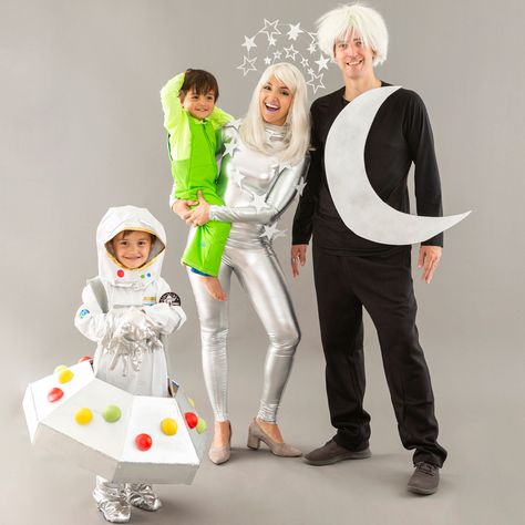 Space Costume Ideas, Family Costumes For 4, Diy Astronaut Costume, Outer Space Costume, Family Halloween Ideas, Family Costumes Diy, Alien Halloween Costume, Space Halloween, Space Costume