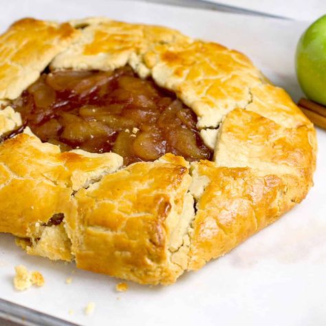 Apple Galette Recipe (With Cooked Filling) Easy Apple Galette Recipe, Apple Galette Recipe, Cranberry Bread Pudding, Tart Crust Recipe, Flaky Pie Crust Recipe, Lemon Tart Recipe, Apple Puff Pastry, Apple Galette, Galette Recipe