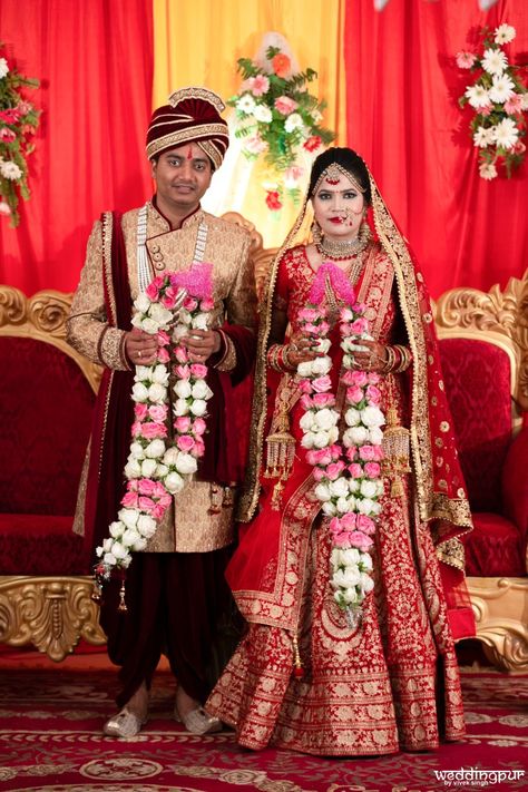 Jaymala For Wedding, Couple Pose Photo, Sadi Pose, Hindu Weddings, Wedding Couple Pictures, Indian Bride Photography Poses, Indian Wedding Poses, Bride Photos Poses, Indian Wedding Bride