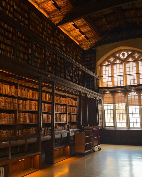 Quiet corner in a noisy world #oxford #bodleianlibrary Oxford Classroom, Oxford Libraries, Oxford Interior, Oxford Library, Quiet Corner, Common Room, Oxford University, Oxford, University