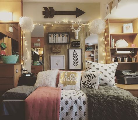 I like the blankets and stuff but it feels like there's just too much going on in the background - @beejoloves Texas Tech Dorm Room, College Girl Bedrooms, Dorm Room Ideas For Girls, Room Ideas For Girls, Guy Dorm Rooms, Picture Wall Bedroom, Dorm Room Wall Decor, College Room Decor, Pink Girl Room