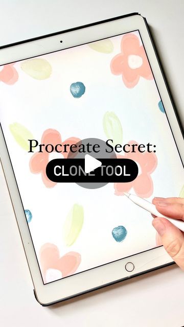 Meg | Lettering Artist on Instagram: "What’s the secret to quickly duplicating elements of your Procreate designs?!…The Clone Tool!🎉 Here’s what you’ll need to do👇🏼  1. Draw something fabulous🌸- pro tip: I recommend starting with something basic like a flower or heart while you’re practicing!  2. Tap the Adjustments icon to pull up the menu of options  3. Tap Clone- When you do this you’ll see a small disk appear on your screen.   4. Drag the disk over the element you want to duplicate  5. Then start painting somewhere else on your screen, and you’ll see your art begin to clone itself!  6. Repeat as needed!🎉  This works great when using Procreate brushes with textures to help you keep everything consistent while saving a little bit of time!   Here’s what I used…  🖌️ Procreate Brush: Procreate Art Ideas, Procreate Classes, Procreate Practice, Procreate Designs, Procreate App Tutorial, Procreate Drawings, Ipad Lettering Procreate, Ipad Things, Procreate Painting