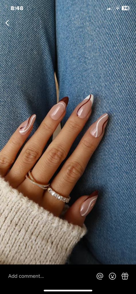 Middle Length Nail Designs, Brown And White Tip Nails, Nude November Nails, Caramel Swirl Nails, Simple Line Design Nails, Brown Squiggle Nails, Lines On Nails Design, Fall Nails Natural Nail, Brown And White Nails Design