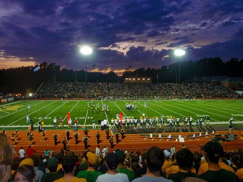 Fall Football Games... to carry in a few snacks for my kids and a throw for me in case it gets chilly... Football Games Aesthetic, Game Day Aesthetic, Marching Band Aesthetic, Semester Goals, Exchange Year Usa, America School, High School Vibes, School Football Game, High School Experience