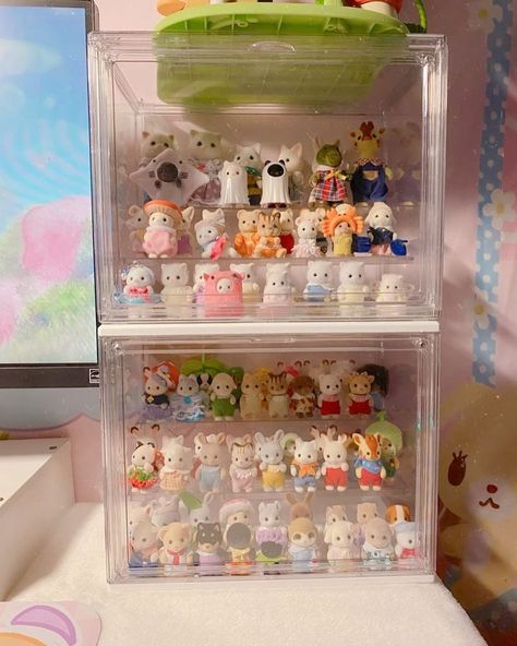 𓍯𓂃Yo en pinterest jsjs 𓏧♡ User: @hoonybe ૮₍ ˶ᵔ ᵕ ᵔ˶ ₎ა #sylvanianfamilies #calicocritter #ternurines #ternurinesmexico #colecionismo #c… | Instagram Display Toys Collection, Sylvanian Families Display Ideas, Trinket Bookshelf, Collectibles Display Ideas, Calico Critter Display, Sylvanian Display, Toy Collection Room, Toy Collection Display, Toy Room Decor