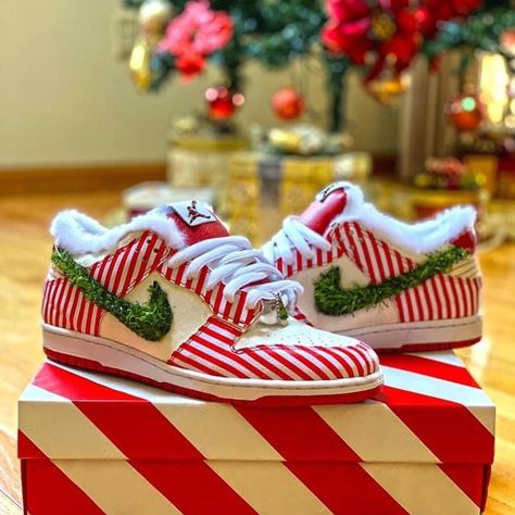 SNKRFLEA on Instagram: “🔥OR 🗑? What do you think of these custom Christmas dunks? What should they be called? REMINDER: I’m selling a box logo tee shirt tonight…” Custom Nike Dunks, Custom Dunks, Bad Shoes, Custom Sneakers Diy, Custom Nike Shoes, Shoes World, Custom Air Force 1, Custom Nike, Shoe Display