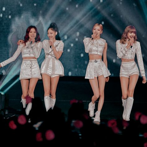 Black Pink Award Show Outfit, Consert Outfits Kpop, Blackpink Outfits Concert, Jennie's Outfits, Blackpink Coachella Outfits, Consert Outfits, Blackpink Coachella, Blackpink Concert, Sparkle Outfit