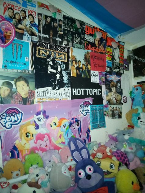 Scenemo Room Ideas, Emo Room Inspiration, Scene Room 2000s, Emo Scene 2000s Room, 2000s Scene Bedroom, 2000s Emo Room Ideas, Scene Bedroom 2000s, Scene Bedroom Emo, Scene Kid Room Ideas