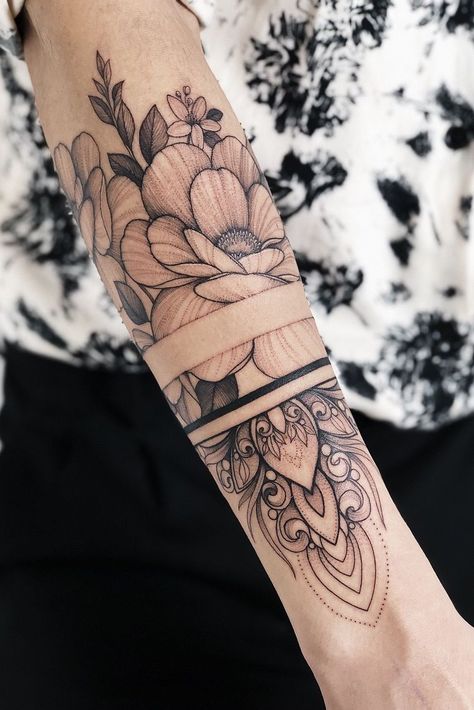 tatuaggio braccio uomo bracciale tattoo con disegno di motivi mandala e fascia nera inspessita Armband Tattoo Design, Elements Tattoo, Skeleton Hand Tattoo, Inspiration Tattoos, Floral Tattoo Sleeve, Leg Tattoos Women, Line Art Tattoos, Best Sleeve Tattoos, Floral Drawing